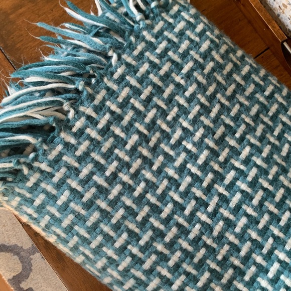 Blue and white weaved blanket - Picture 4 of 6